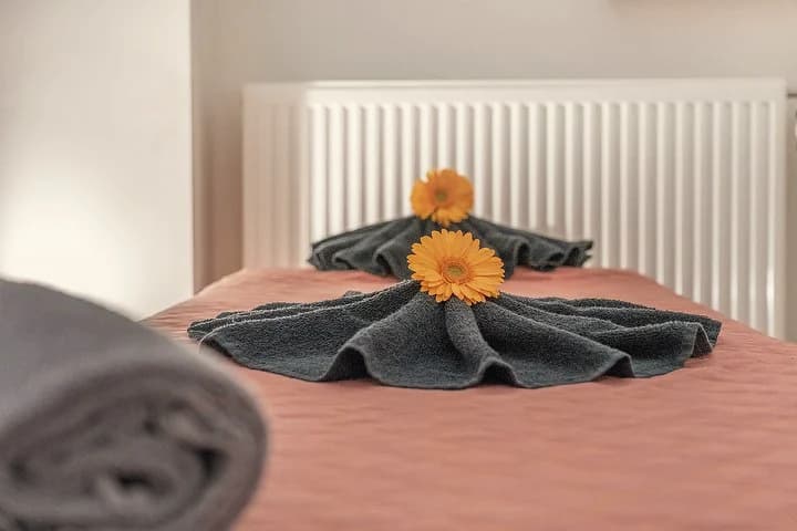 Oranje gerbera op de terracotta beddensprei